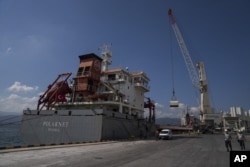 Kapal kargo Polarnet tiba di pelabuhan Derince di Teluk Izmit, Turki, Senin 8 Agustus 2022. (AP/Khalil Hamra)