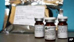 Esta foto muestra el esteroide inyectable producido por la New England Compounding Center relacionada en el brote de meningitis mortal en Estados Unidos.