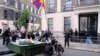 英國多地悼念六四事件 示威者試圖以“坦克”衝擊中國大使館