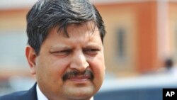 Dans cette photo d'archives de septembre 2010, Atul Gupta, de la famille Gupta, est vu devant les tribunaux de grande instance de Johannesburg.