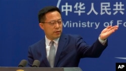 Juru Bicara Kementerian Luar Negeri China Zhao Lijian memberi isyarat saat konferensi pers di kantor Kementerian Luar Negeri, Rabu, 6 April 2022, di Beijing. China (AP/Liu Zheng)