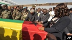 Raimundo Pereira, Presidente interino da Guiné-Bissau, está sob custódia dos militares. Nesta foto do funeral de Malam Bacai Sanhá, tem as mãos sobre a estrela na bandeira nacional
