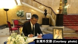 台灣駐英國代表謝武樵大使獲英方邀請，代表台灣政府與人民赴蘭卡斯特宮簽名弔唁伊莉莎白二世女王。 （照片來源：台灣外交部）