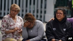ARCHIVO: Personas reunidas en la calle luego de un terremoto de magnitud 7,6 en la Ciudad de México, el lunes 19 de septiembre de 2022.