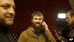 Svjatoslav Palamar (u sredini), jedan od vođa bataljona Azov, oslobođen je u ovoj razmjeni