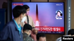 북한 탄도미사일 발사 소식을 전하는 한국 텔레비전 뉴스 화면. (자료사진)
