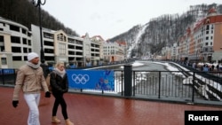 Ljudi šetaju u ski-centru "Krasnaja Poljana" blizu Sočija, 26. januara 20134. 