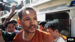 រូបឯកសារ៖ លោក​ មាជ សុវណ្ណារ៉ា ប្រធាន​នាយកដ្ឋាន​ព័ត៌មាន​​គណបក្ស​សង្រ្គោះជាតិ​ ដែល​កំពុង​ជាប់ឃុំ​នៅ​ពន្ធនាគារ​ព្រៃស​ត្រូវ​ប៉ូលិស​នាំចូល​បន្ទប់​នៅ​ក្នុង​សាលាឧទ្ទរណ៏ នៅ​ថ្ងៃ​អង្គារ ទី​២៣ ខែ​សីហា ឆ្នាំ​២០១៦។ ​(ឡេង ឡែន/VOA) 