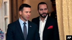 El secretario interino de Seguridad Nacional estadounidense Kevin McAleenan, izquierda, y el presidente salvadoreño Nayib Bukele asisten a una reunión en San Salvador, El Salvador, el miércoles 28 de agosto de 2019. (AP Foto/Salvador Meléndez)
