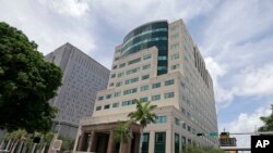No existe apelación directa en las cortes federales a la decisión. No hay un plazo inmediato sobre cuándo volvería Martinelli a Panamá, si es que el Departamento de Estado respalda la extradición.