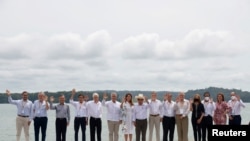El presidente de Colombia, Iván Duque, acompañado por el ministro de Comercio e Industria de Singapur, Gan Kim Yong, los presidente de Perú, Chile y Ecuador, durante la XVI Cumbre de la Alianza del Pacífico en Bahía Málaga, Colombia, el 26 de enero. 2022