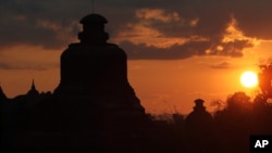 ရခိုင်ပြည်နယ်၊ မြောက်ဦးမြို့က ရှေးဟောင်းစေတီပုထိုးနဲ့ ဆည်းဆာရှုခင်း။ (နိုဝင်ဘာ ၈၊ ၂၀၁၂)