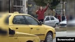 Ərdəbildə etiraz edən gənc qadın