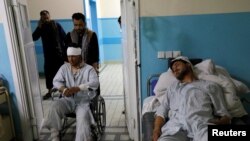 Hombres que resultaron heridos después de que un terrorista suicida detonara explosivos cerca de la entrada de la embajada rusa, son tratados dentro de un hospital en Kabul, Afganistán, el 5 de septiembre de 2022. REUTERS/Ali Khara