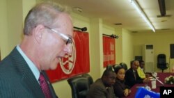 Christopher McMullen, embaixador americano em Luanda 