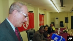 Christopher McMullen, embaixador dos Estados Unidos em Angola, num discurso recente em Luanda (foto de arquivo)