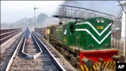 ریلوے کے پانچ سو میں سے تین سو انجن بیکار