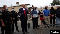 Presiden AS Donald Trump berbicara kepada media saat berkunjung di Kenosha, Wisconsin, Selasa (1/9).