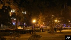 La police sur les lieux de la tuerie, survenue sur le campus de la Florida State University à Tallahassee, en Floride (AP)