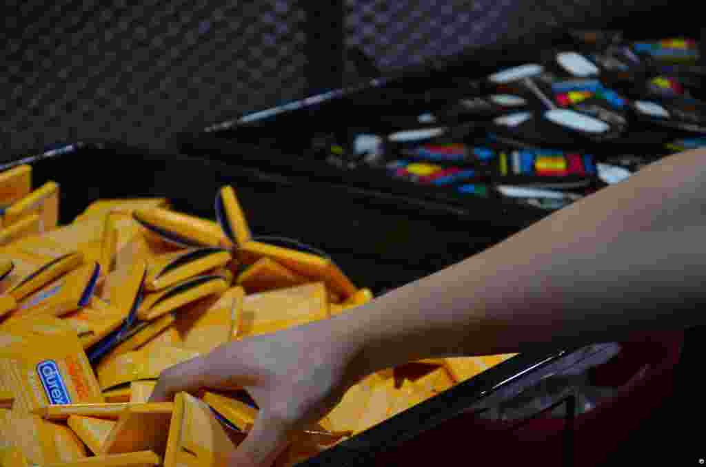 Millones de preservativos son puesto a la disposición de los visitantes, que pueden incluso llenar bolsas enteras para llevarlas consigo. (Foto: Madina Thiam).