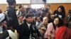 Musisi Ahmad Dhani (mengenakan blangkon) sebelum pembacaan vonis atas dirinya terkait kasus ujaran kebencian yang digelar Pengadilan Negeri Jakarta Selatan, Senin (28/1). (Foto: VOA/Fathiyah)