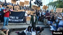 2018年9月16日，缅甸新闻自由倡导者和青年活动人士在缅甸仰光举行示威，要求释放两名被监禁的路透社记者。（路透社照片）