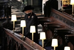 Ratu Elizabeth terlihat saat pemakaman Pangeran Philip dari Inggris, suami Ratu Elizabeth, yang meninggal pada usia 99 tahun, di Kapel St George, di Windsor, Inggris, 17 April 2021. (Foto: Reuters)