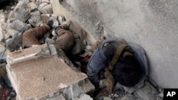 Cuerpos de militantes del autodenominado Estado islámico se encuentran bajo los escombros en uno de sus cuarteles generales, destruidos después de la lucha entre las fuerzas de seguridad iraquíes y los militantes del EI.