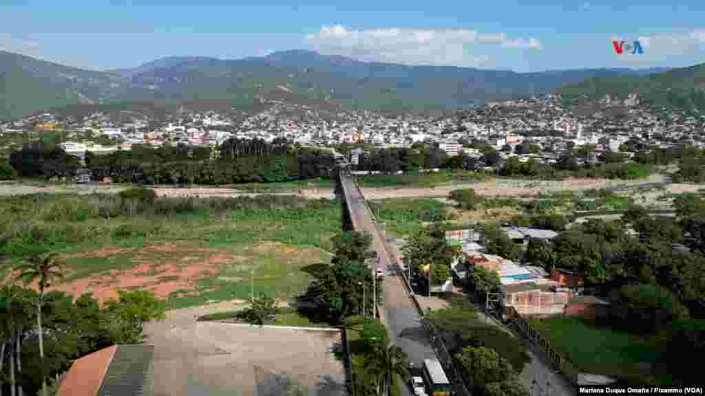 El puente Simón Bolívar es uno de los pasos entre Colombia y Venezuela, parte de la extensa frontera que comparten ambos países.