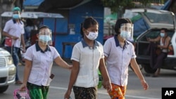 အလုပ်ဆင်းဖို့ အလုပ်သွားကြတဲ့ အလုပ်သမားများကို ရန်ကုန်မြို့ရှိ လှိုင်သာယာစက်မှုဇုန်မှာ တွေ့ရ။ (အောက်တိုဘာ ၁၂၊ ၂၀၂၀)