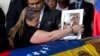 Luz Alban, la sœur du militant de l'opposition Fernando Alban, place un portrait encadré de son frère sur le cercueil à l'Assemblée nationale à Caracas, Venezuela, le 9 octobre 2018.