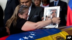 Luz Alban, la sœur du militant de l'opposition Fernando Alban, place un portrait encadré de son frère sur le cercueil à l'Assemblée nationale à Caracas, Venezuela, le 9 octobre 2018.