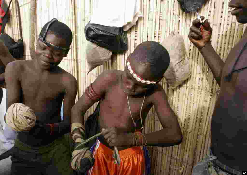 Wasu yara 'yan damben gargajiya su na daure hannu kafin shiga fagen dambe a Sokoto ranar 6 Afrilu, 2008.
