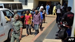 Des hommes arrêtés en lien avec la crise anglophone du Cameroun sont vus au tribunal militaire de Yaoundé, au Cameroun, le 14 décembre 2018.