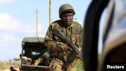 Mwanajeshi wa KDF nchini Kenya akiwa kwenye operesheni baada ya mashambulizi mjini Garissa.