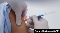 資料照片：德國東部一所大學醫院正在給人注射莫德納公司生產的疫苗（2021年1月22日）