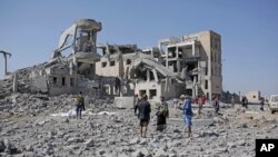 Jenazah-jenazah korban serangan udara yang dipimpin oleh Arab Saudi terhadap pusat penahanan Houthi ditutupi kain, Provinsi Dhamar, barat daya Yaman, 1 September 2019.