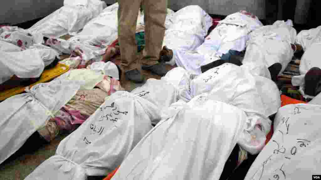 Jenazah-jenazah para pendukung Morsi yang tewas dalam bentrokan dengan pasukan keamanan terlihat di kamar mayat darurat di Kairo (27/7). (VOA/Elizabeth Arrott).