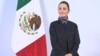 Esta imagen publicada por la Presidencia de México muestra a la presidenta de México, Claudia Sheinbaum, mirando durante su conferencia de prensa diaria en el Palacio Nacional en la Ciudad de México el 28 de noviembre de 2024.