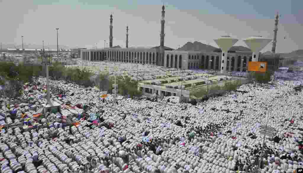 Crowds bow in prayer outside the mosque of the Plain of Arafat near Mecca, Saudi Arabia, October 25, 2012.