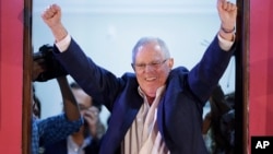 El candidato presidencial Pedro Pablo Kuczynski marcha adelante en el conteo de actas de las elecciones de este domingo en Perú.