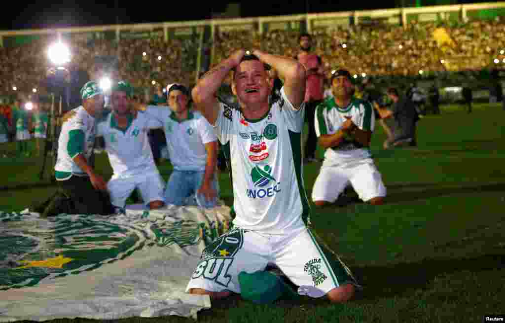 Fans of Chapecoense soccer team pay tribute to Chapecoense's players, who died in a plane accident that crashed into Colombian jungle, at the Arena Conda stadium in Chapeco, Brazil, Nov. 30, 2016.