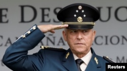 En esta foto de archivo, el ex ministro de Defensa mexicano, Salvador Cienfuegos, saluda durante un desfile militar en Ciudad de México.