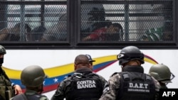 Miembros de la Guardia Nacional Bolivariana de Venezuela hacen guardia mientras reos de la cárcel de Tocorón, en Aragua, son trasladados a otros penales del país, el 20 de septiembre de 2023. Una ONG denunció pactos con líderes negativos.