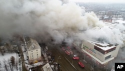 Na ovoj fotografiji ruskog Ministarstva za vanredne situacije vidi se dim kako se diže iz višespratnog tržnog centra u sibirskom gradu Kemerovo, oko 3.000 kilometara istočno od Moskve, Rusija, 25. mart 2018.