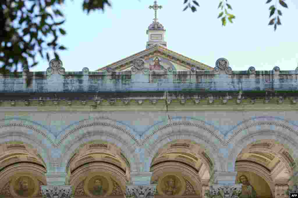 A crack on the facade of the Papal basilica di San Paolo fuori le Mura (Basilica of St. Paul outside the Walls) in Rome, Italy, Oct. 30, 2016. The basilica is closed to the public for security reasons, fter a 6.6 magnitude earthquake hit Norcia, 170km from Rome.