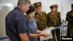 지난해 7월 북한 원산에서 미 국방부 산하 전쟁포로·실종자 확인국(DPAA)의 존 버드 박사와 진주현 박사가 북한이 제공한 미군 유해 송환 관련 서류를 살펴보고 있다.