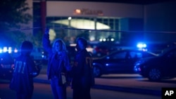 Investigadores federales responden a la escena del ataque en el Gran Theatre de Lafayette, Luisiana.