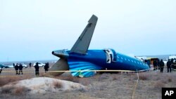 En esta imagen, tomada de un video distribuido por el gobierno de la región de Mangystau, los restos de un Embraer 190 de Azerbaijan Airlines, en el piso cerca del aeropuerto de Aktau, Kazajistán, el 25 de diciembre de 2024. 