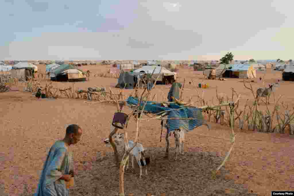 The Mbera refugee camp for Malian refugees, March 2, 2013. (Nyani Quarmyne/MSF)